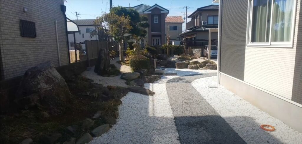 施工事例:和風の住宅に調和するアプローチと庭園デザイン(例2)