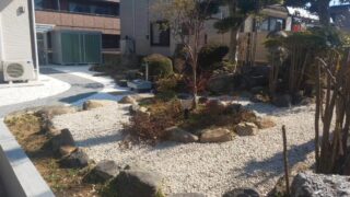 和風の住宅に調和するアプローチと庭園デザイン｜施工事例