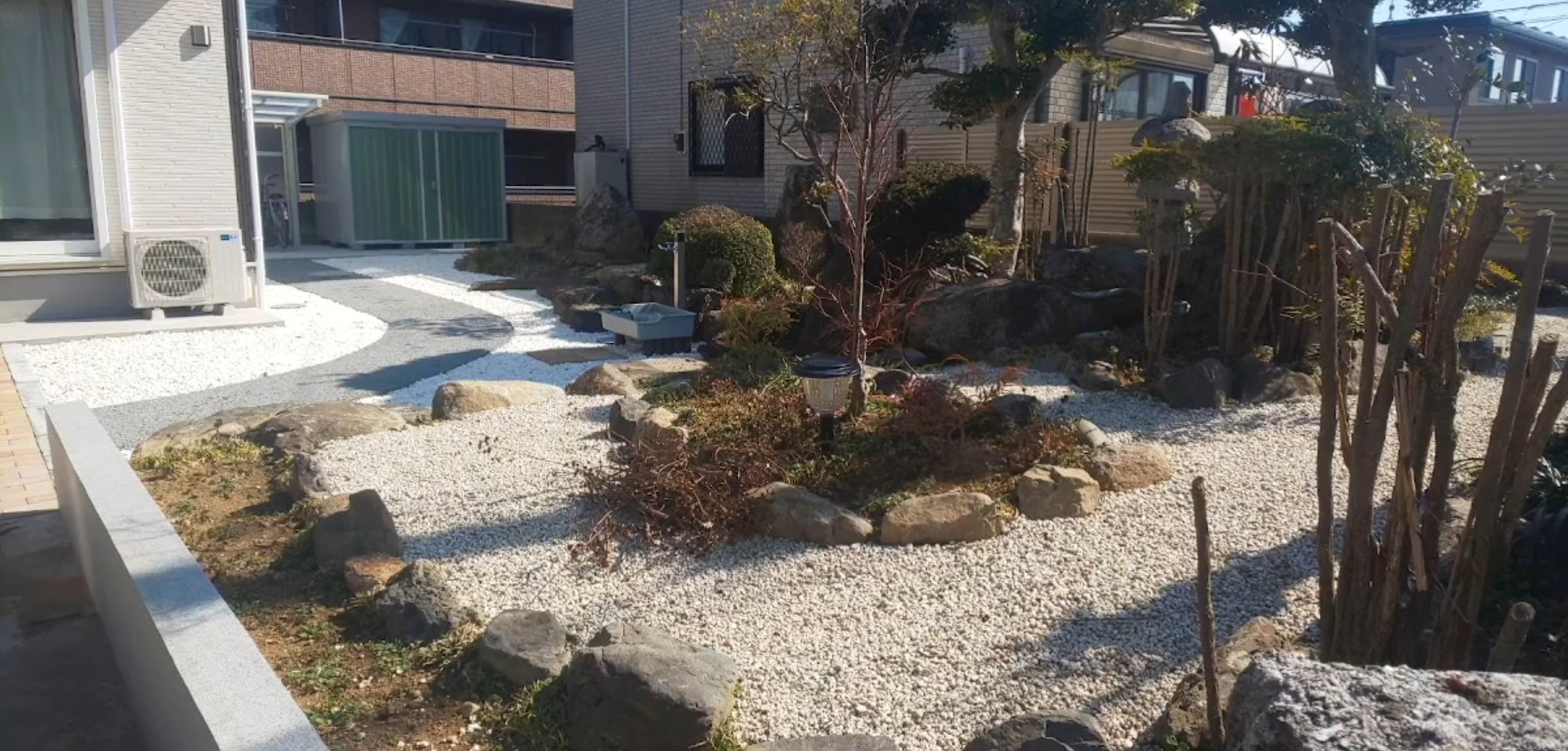 和風の住宅に調和するアプローチと庭園デザイン|施工事例