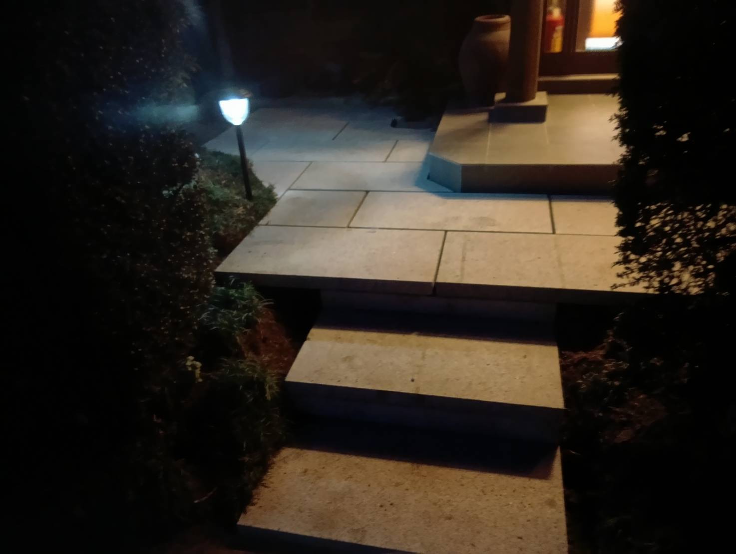 夜の表情を美しく演出するアプローチ照明｜施工事例
